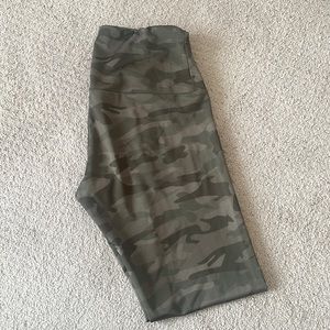 Onzie Womens Medium Large Army Green Camouflage Camo Yoga Leggings Pants VGC